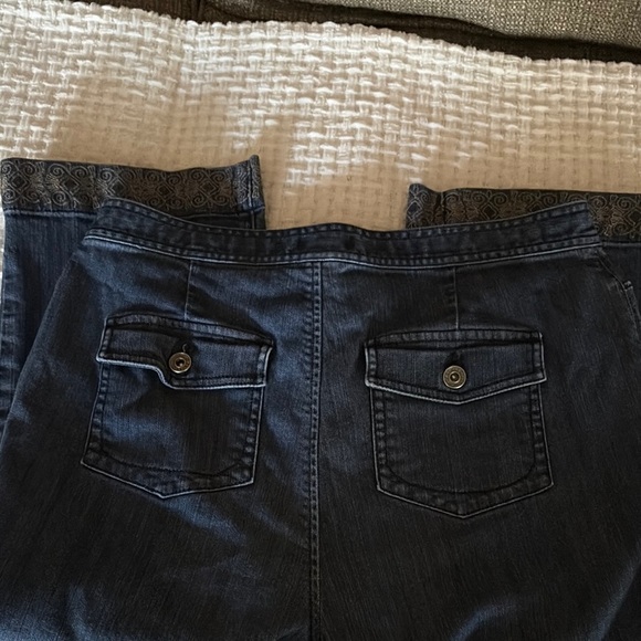 Gently loved Women's Blue Capri Stretch Jeans with Embroidered Hem - Picture 6 of 13